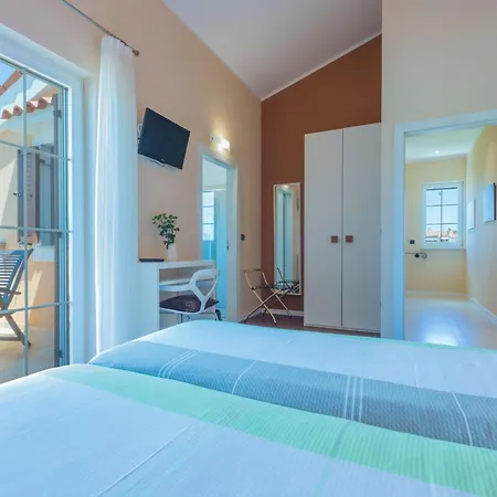 Nyaraló In Mit Privatem Beheizten Pool Und Meerblick By Interhome