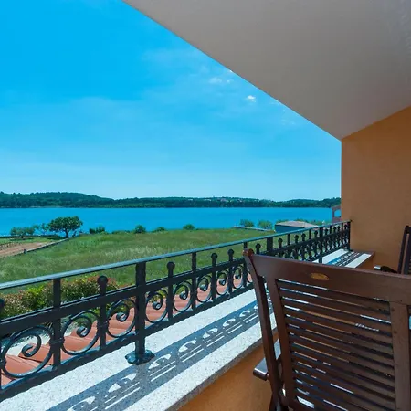 In Mit Privatem Beheizten Pool Und Meerblick By Interhome Nyaraló