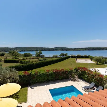 Nyaraló In Mit Privatem Beheizten Pool Und Meerblick By Interhome Pomer