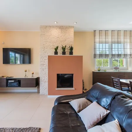 In Mit Privatem Beheizten Pool Und Meerblick By Interhome * Pomer