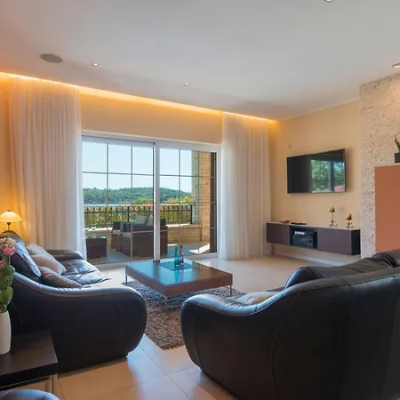 In Mit Privatem Beheizten Pool Und Meerblick By Interhome Pomer