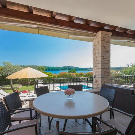 In Mit Privatem Beheizten Pool Und Meerblick By Interhome * Pomer