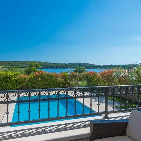 In Mit Privatem Beheizten Pool Und Meerblick By Interhome Nyaraló *