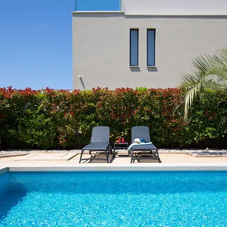In Mit Privatem Beheizten Pool Und Meerblick By Interhome * Pomer