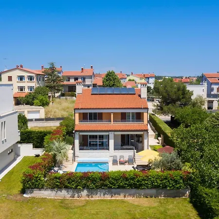 In Mit Privatem Beheizten Pool Und Meerblick By Interhome Nyaraló *