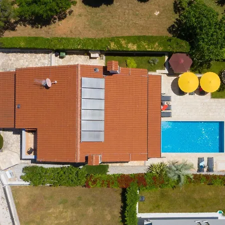 In Mit Privatem Beheizten Pool Und Meerblick By Interhome * Pomer