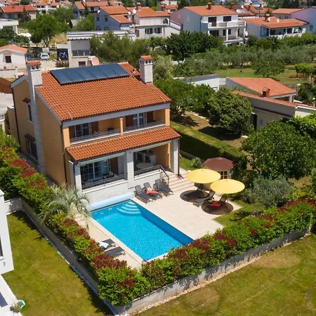 In Mit Privatem Beheizten Pool Und Meerblick By Interhome
