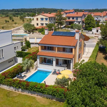 In Mit Privatem Beheizten Pool Und Meerblick By Interhome Nyaraló Pomer