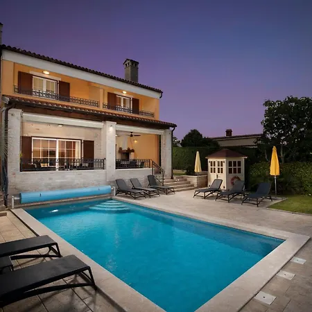 In Mit Privatem Beheizten Pool Und Meerblick By Interhome Nyaraló
