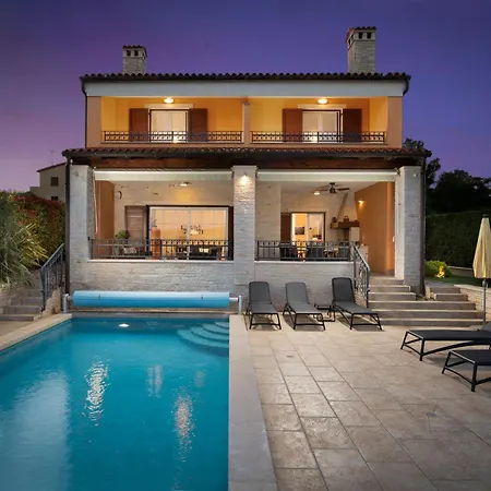 In Mit Privatem Beheizten Pool Und Meerblick By Interhome Nyaraló